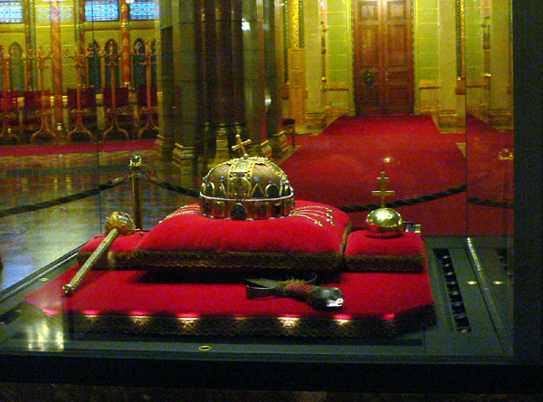 ハンガリー王が代々受け継いできた聖イシュトヴァーンの王冠