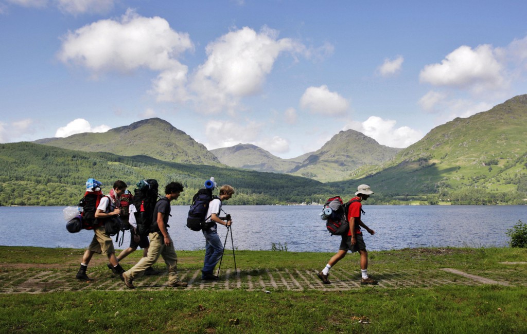 A GROUP OF WALKERS ON THE WEST HIGHLAND WAY AT INVERSNAID, ON THE EASTERN SHORE OF LOCH LOMOND, WITH A VIEW TO HILLS BEYOND. (C) P. Tomkins, Visit Scotland-Scottish Viewpoint