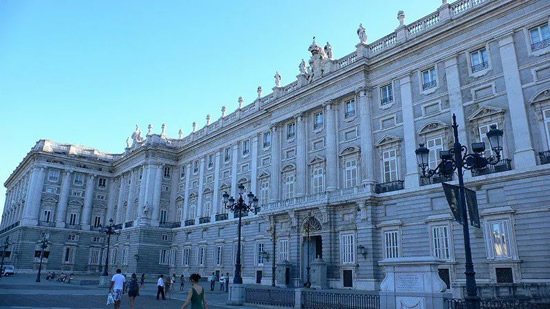 7月2日、マドリードの「王宮」の見学時間が変更