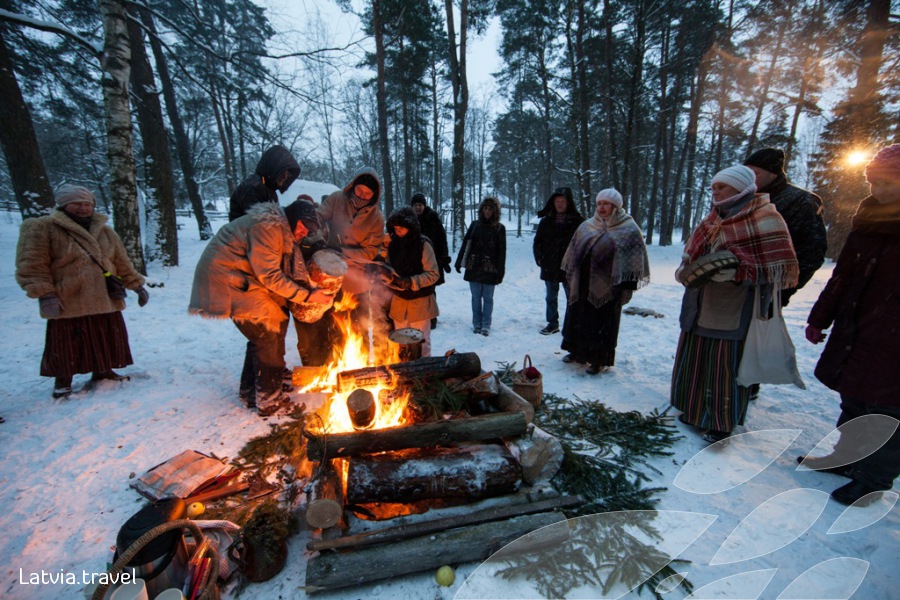 冬至には、ラトビア野外民俗博物館で「丸太引き」体験！