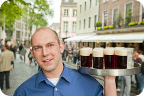 デュッセルドルフの旧市街で「アルトビール」を味わう