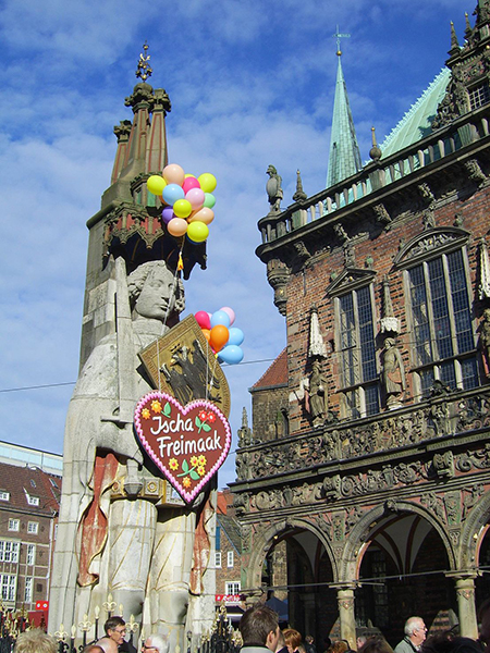Bremen Freimarkt: Decorated Roland statue（C）Krause, Ingrid/BTZ Bremer Touristik-Zentrale