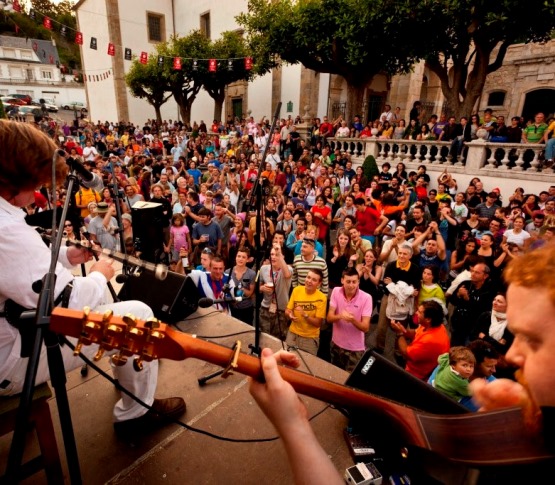 Ortigueira. Festival Internacional del Mundo Celta - Actuación frente a la Iglesia de Santa Marta