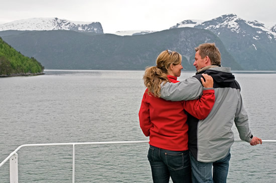 Couple-at-the-ferry-going-from-Kaupanger