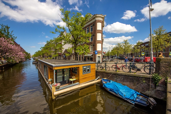 アムステルダムでハウスボートの暮らしぶりを垣間見る