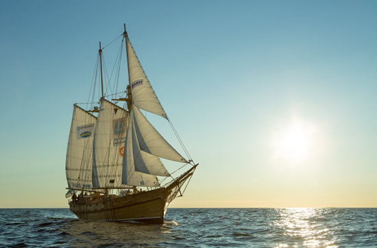 伝統的な木造の船に乗ってオウルからマアカラ島へ