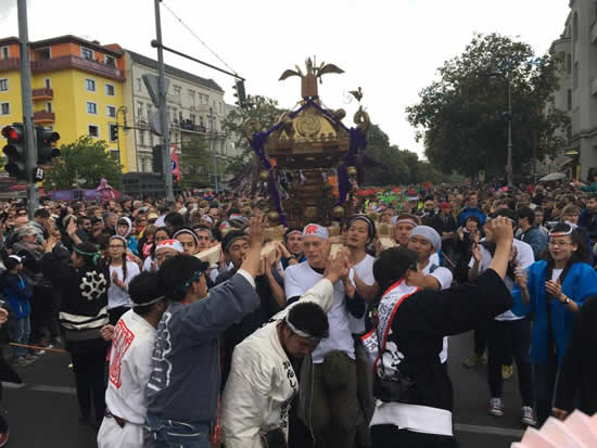 ベルリンの文化の祭典に日本の神輿が登場！