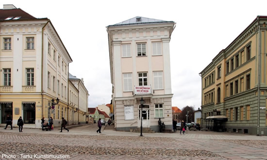 傾斜は「ピサの斜塔」超え?!　エストニアで最も傾いた建物はタルトゥのアートミュージアム