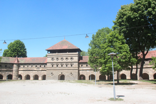 文書館になっている中央の建物