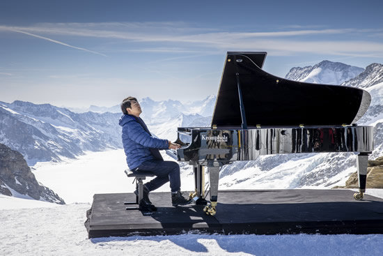 雪の中での演奏は初めて！　世界的なピアニストのラン・ランがユングフラウヨッホで熱演
