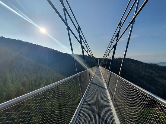 チェコに世界最長の吊り橋「スカイブリッジ721」が誕生