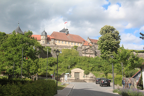 上の町より城塞を見上げる