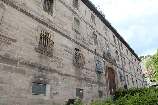 立派な建物の監獄