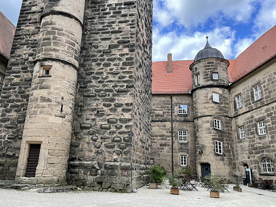 右手塔手前がホテルの入口