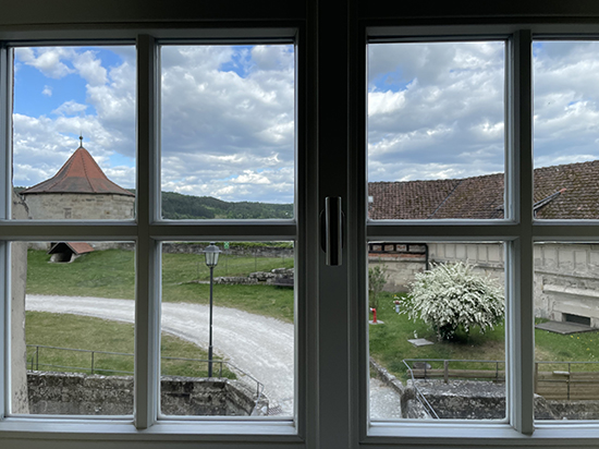 どの部屋からも堡塁と城壁が見える