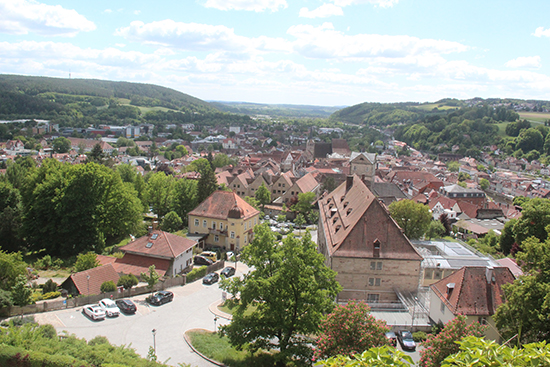 中央右の大きな建物が監獄