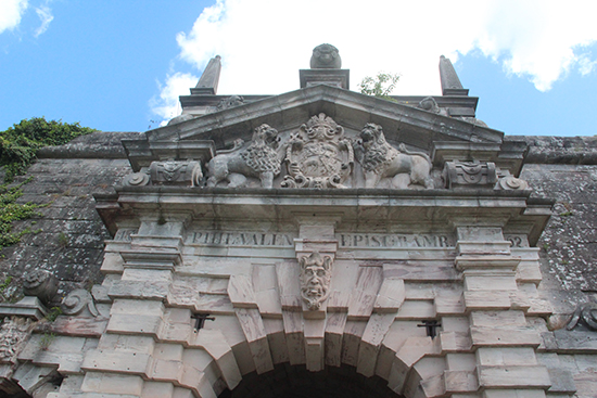 城塞門に彫り込まれたバンベルク領主司教の紋章